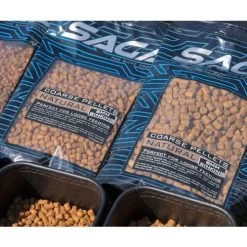 [ 23 ] SAGA COARSE PELLETS NATURAL SINKING 700 GRAM -Vissen Apparatuur Winkel saga coarse pellets natural sinking 700 gram 1