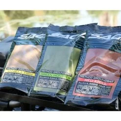 [ 6 ] SAGA METHOD GROUNDBAIT 900 GRAM -Vissen Apparatuur Winkel saga method groundbait 900 gram 1